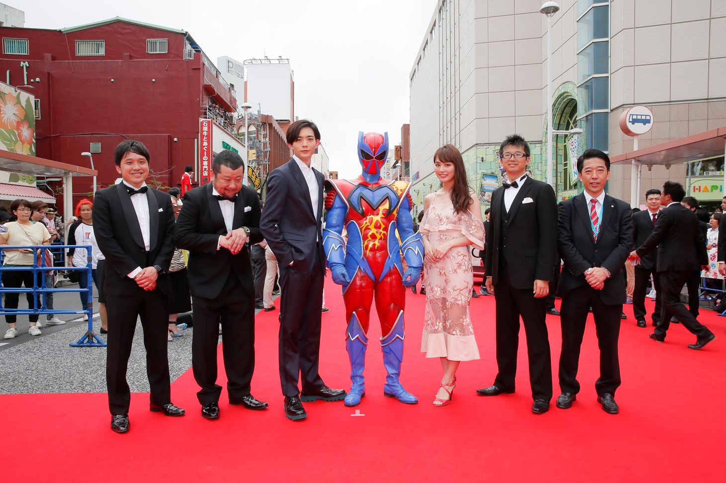 第8回沖縄国際映画祭「島ぜんぶでおーきな祭」のレッドカーペットイベントより「Bros.マックスマン」キャスト、スタッフ陣。 (c)2016「Bros.マックスマン」製作委員会