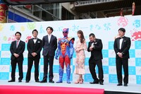 第8回沖縄国際映画祭「島ぜんぶでおーきな祭」のレッドカーペットイベントより「Bros.マックスマン」キャスト、スタッフ陣。(c)2016「Bros.マックスマン」製作委員会