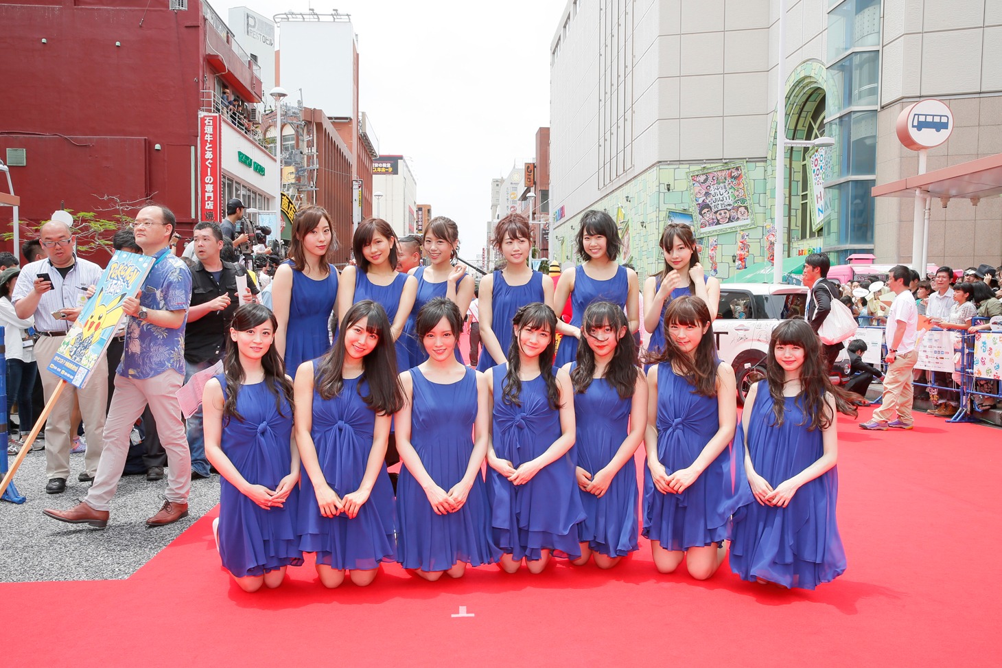 第8回沖縄国際映画祭「島ぜんぶでおーきな祭」のレッドカーペットイベントに登場したNMB48。(c)2009-2016 沖縄国際映画祭／よしもとラフ＆ピース