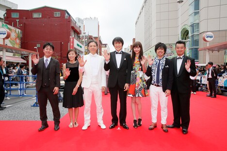 第8回沖縄国際映画祭「島ぜんぶでおーきな祭」のレッドカーペットイベントより「劇場版 新・ミナミの帝王」キャスト、スタッフ陣。(c)新・ミナミの帝王製作委員会