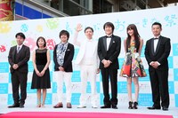 第8回沖縄国際映画祭「島ぜんぶでおーきな祭」のレッドカーペットイベントより「劇場版 新・ミナミの帝王」キャスト、スタッフ陣。(c)新・ミナミの帝王製作委員会
