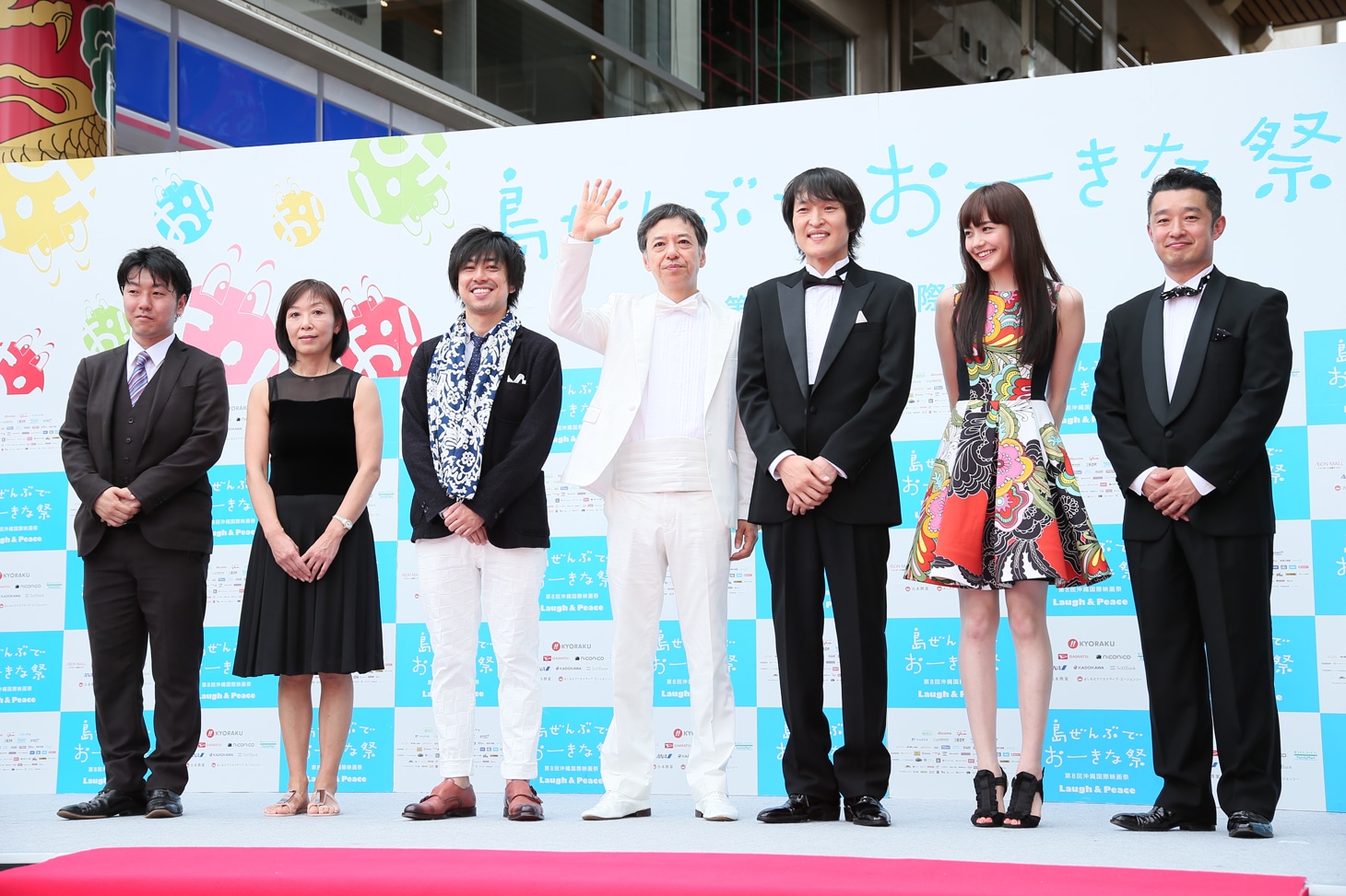 第8回沖縄国際映画祭「島ぜんぶでおーきな祭」のレッドカーペットイベントより「劇場版 新・ミナミの帝王」キャスト、スタッフ陣。(c)新・ミナミの帝王製作委員会