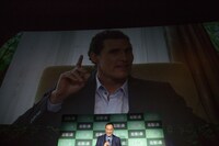 「歌ってあげて」と無茶ぶりをするマシュー・マコノヒーに戸惑う渡辺謙（下）。