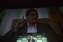 「歌ってあげて」と無茶ぶりをするマシュー・マコノヒーに戸惑う渡辺謙（下）。