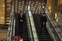 「クリーピー 偽りの隣人」レッドカーペットイベントに登場した黒沢清（左）と香川照之（右）。