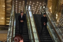 「クリーピー 偽りの隣人」レッドカーペットイベントに登場した黒沢清（左）と香川照之（右）。