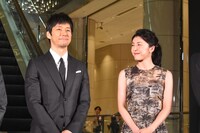 左から西島秀俊、竹内結子。