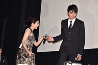 竹内結子の手を取って登場した東出昌大。