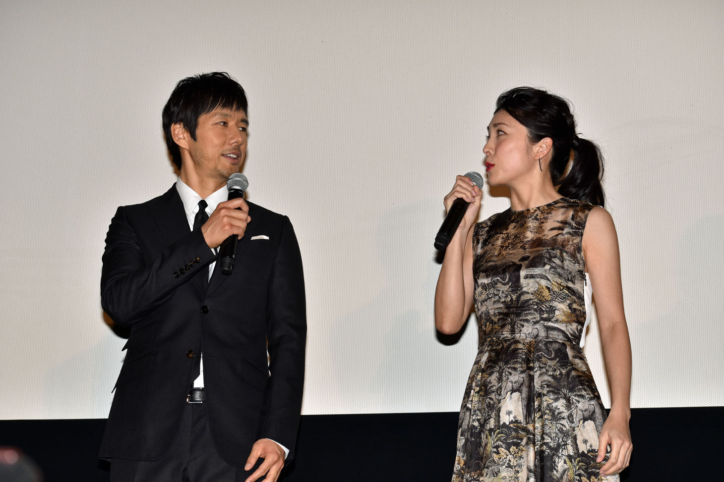 「夫婦役」と紹介され、「光栄です」と笑い合う西島秀俊（左）と竹内結子（右）。