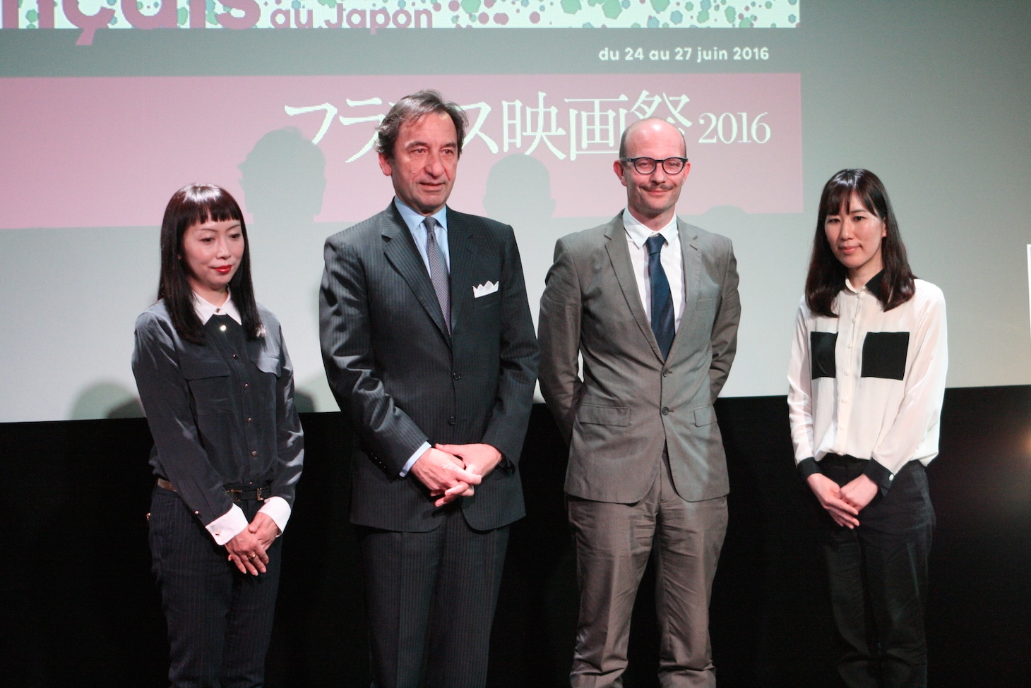 フランス映画祭2016ラインナップ発表記者会見の様子。左から坂本安美（アンスティチュ・フランセ日本 映画プログラム主任）、ティエリー・ダナ（駐日フランス大使）、ステファン・ヴァノヴェルメール（エールフランス航空 日本支社長）、手束紀子（ユニフランス東京支局長）。