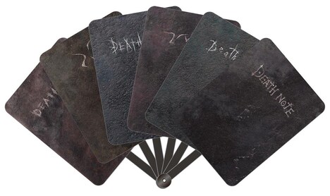 第1弾前売り券特典の「『デスノート』特製せんすデス」。