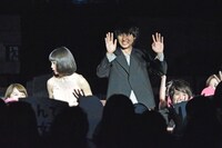 客席からサプライズ登場したキャストたち。