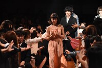 客席からサプライズ登場したキャストたち。