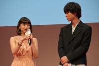 左から二階堂ふみ、山崎賢人。