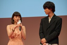 左から二階堂ふみ、山崎賢人。