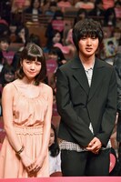 左から二階堂ふみ、山崎賢人。