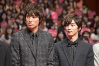 左から鈴木伸之、横浜流星。