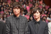 左から鈴木伸之、横浜流星。