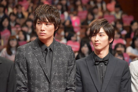 左から鈴木伸之、横浜流星。