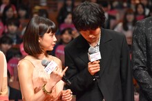 左から二階堂ふみ、山崎賢人。