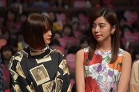 左から玉城ティナ、池田エライザ。