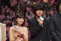 左から二階堂ふみ、山崎賢人。