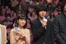 左から二階堂ふみ、山崎賢人。