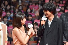 左から二階堂ふみ、山崎賢人。