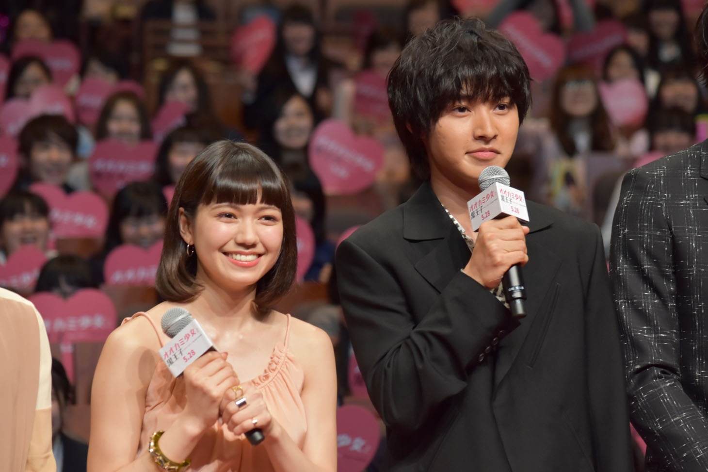 左から二階堂ふみ、山崎賢人。