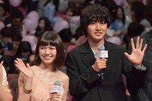 左から二階堂ふみ、山崎賢人。