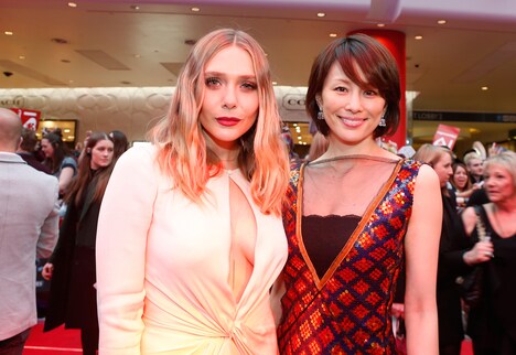 左からエリザベス・オルセン、米倉涼子。