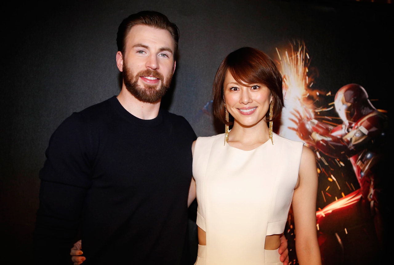 米倉涼子が「シビル・ウォー」UKプレミアでクリス・エヴァンスと初対面