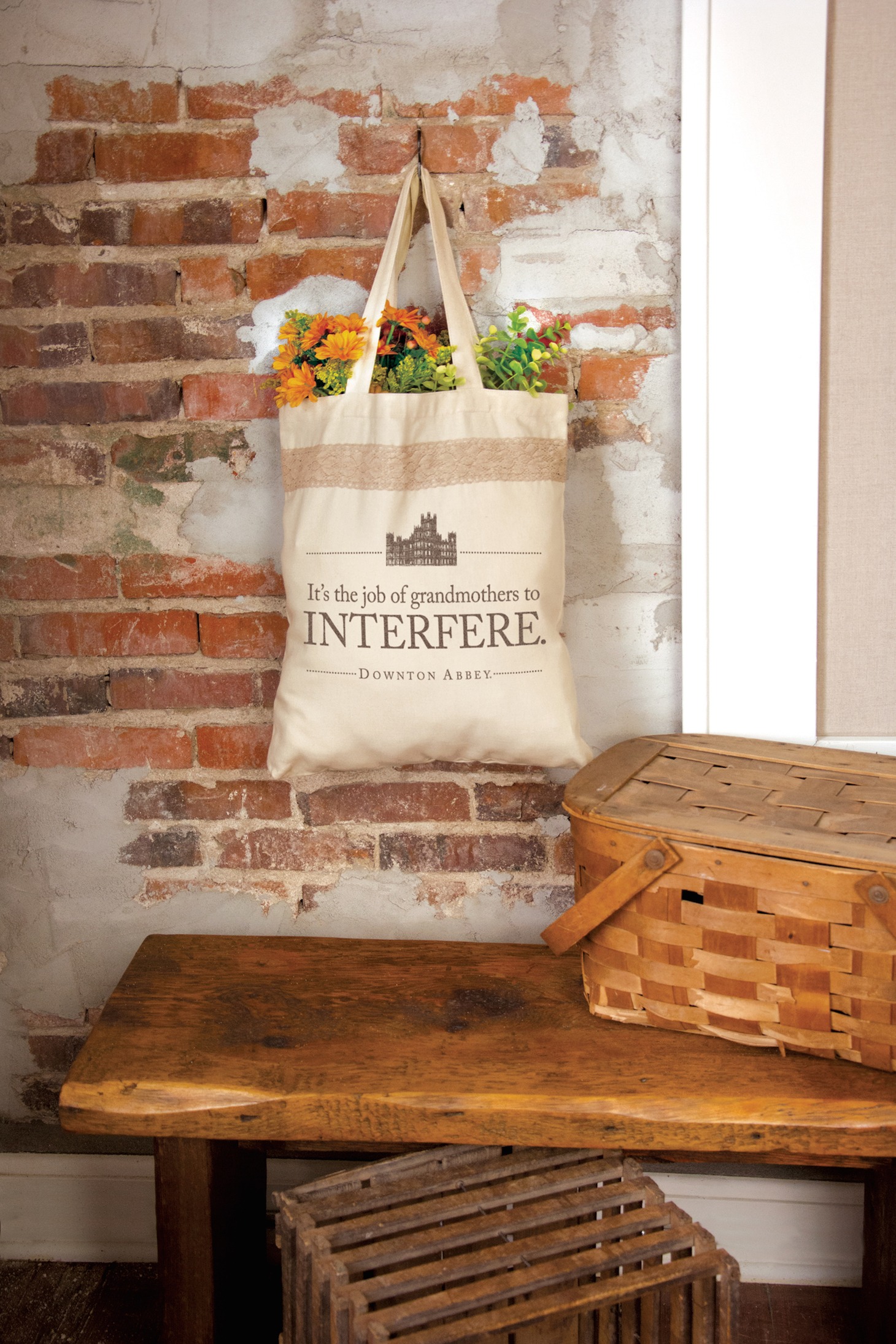 「ダウントン・アビー」トートバッグ Downton TM and Downton Abbey(R)(c)2015 Carnival Film & Television Limited. All Rights Reserved.Downton Abbey Collection by Heritage Lace. Collection (c)Heritage Lace Inc., Pella, IA.