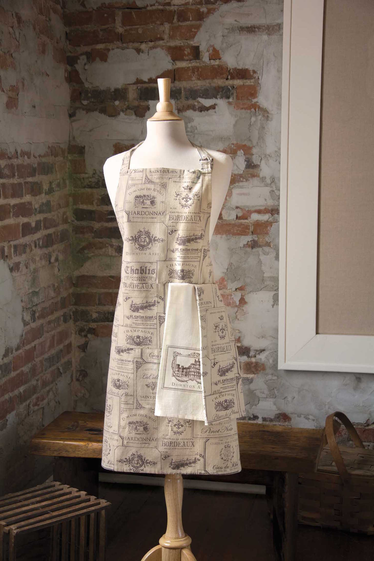 「ダウントン・アビー」エプロン Downton TM and Downton Abbey(R)(c)2015 Carnival Film & Television Limited. All Rights Reserved.Downton Abbey Collection by Heritage Lace. Collection (c)Heritage Lace Inc., Pella, IA.