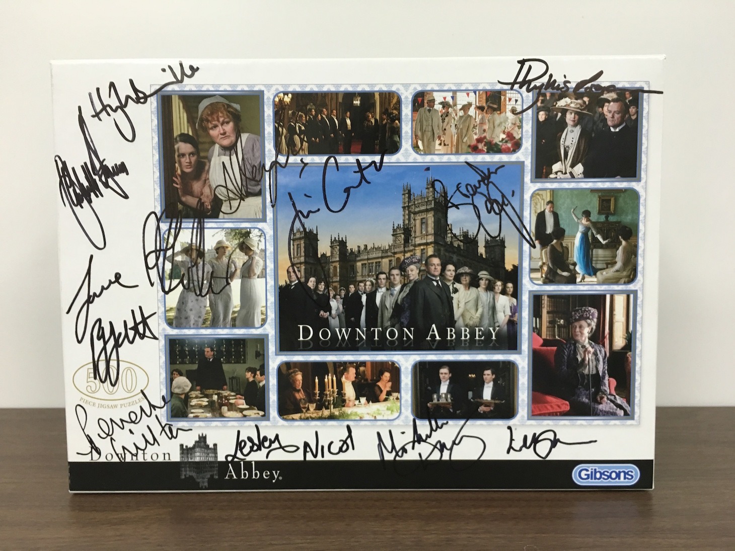 「ダウントン・アビー」主要キャストのサイン入りパズル。