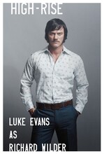「ハイ・ライズ」特製ポストカードより、ルーク・エヴァンス扮するワイルダー（裏面）。