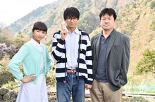 「神の舌を持つ男」の出演者。左から木村文乃、向井理、佐藤二朗。(c)TBS