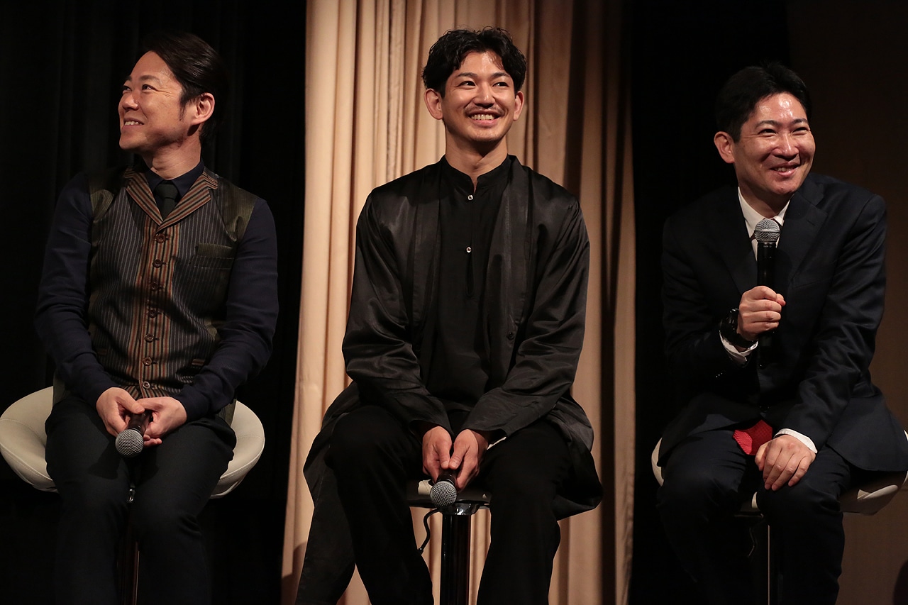 左から阿部サダヲ、瑛太、磯田道史。
