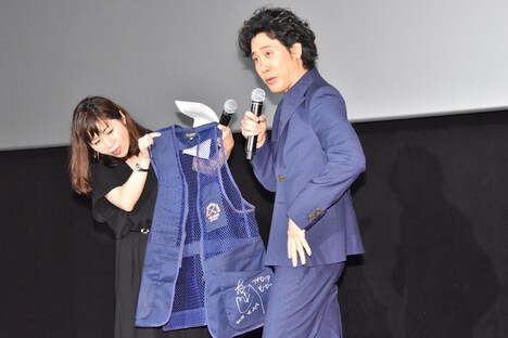 劇中で着用したベストについて語る大泉洋。