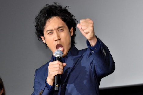 観客とともに叫ぶ大泉洋。