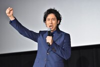 観客とともに叫ぶ大泉洋。