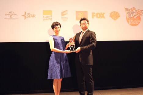 “ベスト海ドラニスト”を受賞したホラン千秋(左)。