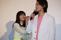 広瀬すず（左）の代わりにコメントする野村周平（右）。