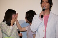 広瀬すず（左）の涙を拭いてあげる松岡茉優（中央）と、広瀬のコメントを代弁し続ける野村周平（右）