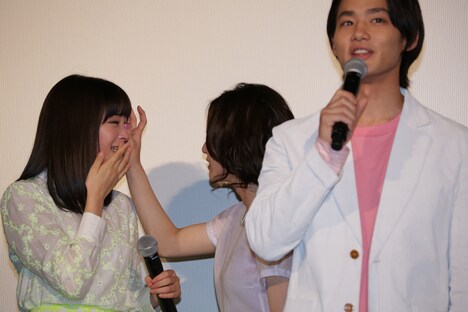 広瀬すず（左）の涙を拭いてあげる松岡茉優（中央）と、広瀬のコメントを代弁し続ける野村周平（右）。