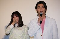 左から広瀬すず、野村周平。