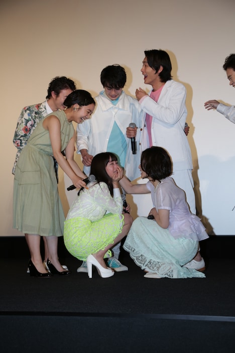 驚きのあまりへたり込む広瀬すず。