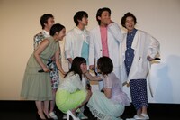 驚きのあまりへたり込む広瀬すず。