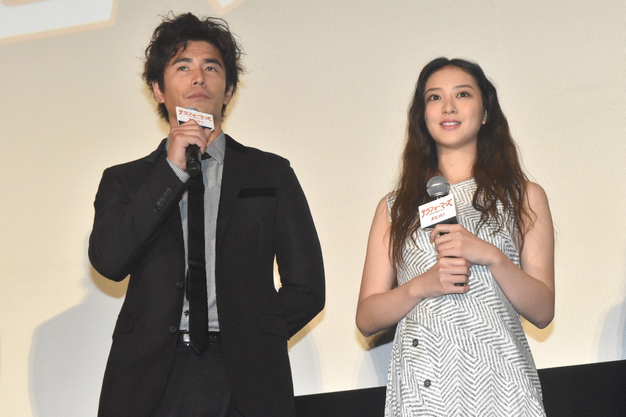 左から伊藤英明、武井咲。