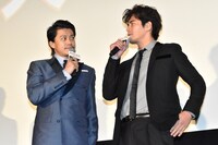 左から小栗旬、伊藤英明。